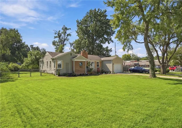 Photo 4 of Single family home for sale at 725 W Elm St, Olathe, KS 66061 | MLS# 2646539 | Listing updated on 2026-10-10