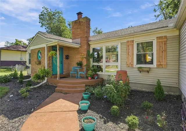 Single family home for sale at 725 W Elm St, Olathe, KS 66061 | MLS# 2646539