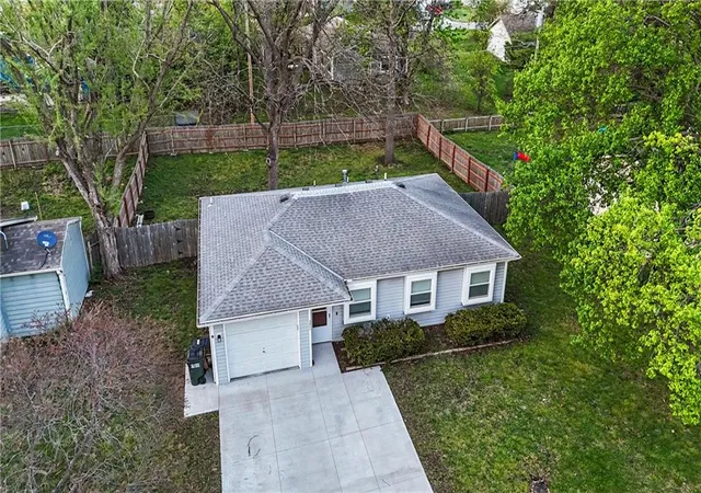 Photo 3 of Single family home for sale at 3804 Shadybrook Ln, Lawrence, KS 66047 | MLS# 2646549 | Listing updated on 2026-10-17