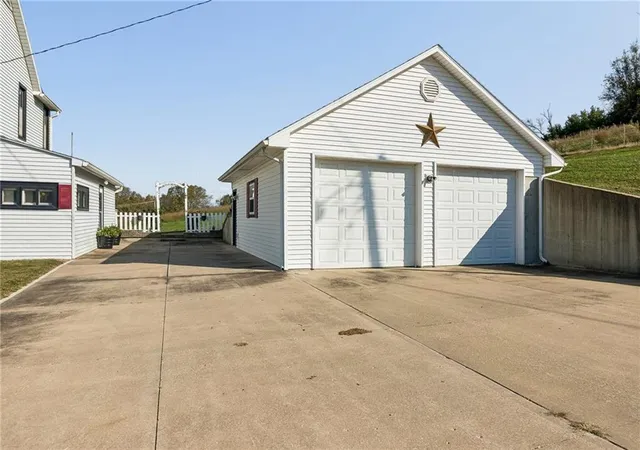 Photo 3 of Single family home for sale at 26876 Tonganoxie Dr, Leavenworth, KS 66048 | MLS# 2646550 | Listing updated on 2026-10-16