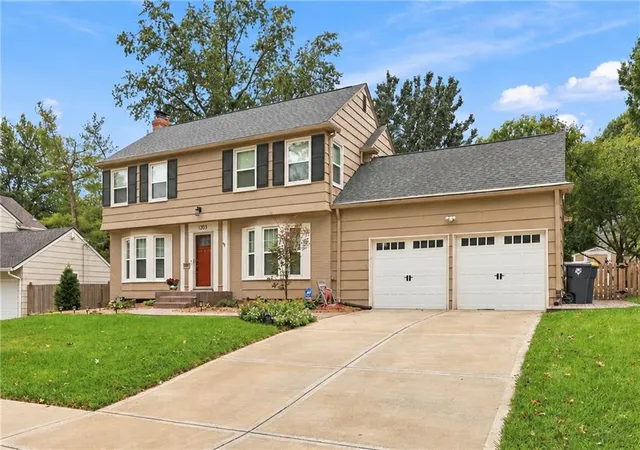 Photo 2 of Single family home for sale at 1203 Romany Rd, Kansas City, MO 64113 | MLS# 2646560 | Listing updated on 2026-10-22