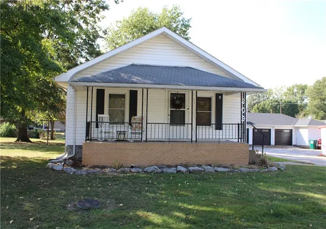 Photo 1 of Single family home for sale at 209 N Crawford St, Frontenac, KS 66763 | MLS# 2646575 | Listing updated on 2026-10-13
