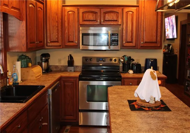 Photo 3 of Single family home for sale at 209 N Crawford St, Frontenac, KS 66763 | MLS# 2646575 | Listing updated on 2026-10-13