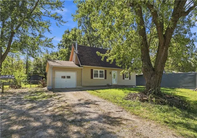 Photo 2 of Single family home for sale at 214 Cedarlane Dr, Wellsville, KS 66092 | MLS# 2646606 | Listing updated on 2026-10-17