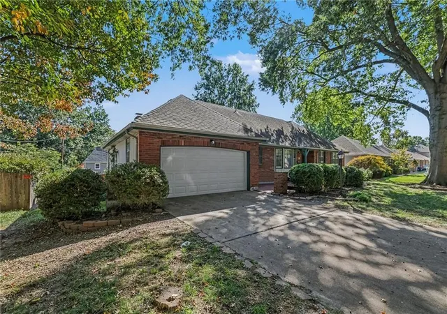 Photo 3 of Single family home for sale at 5125 Spring Ave, Kansas City, MO 64133 | MLS# 2646614 | Listing updated on 2026-10-19