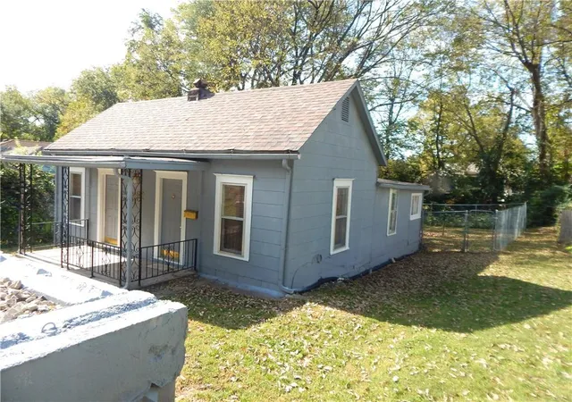 Photo 2 of Single family home for sale at 452 Water St, Liberty, MO 64068 | MLS# 2646635 | Listing updated on 2026-10-20