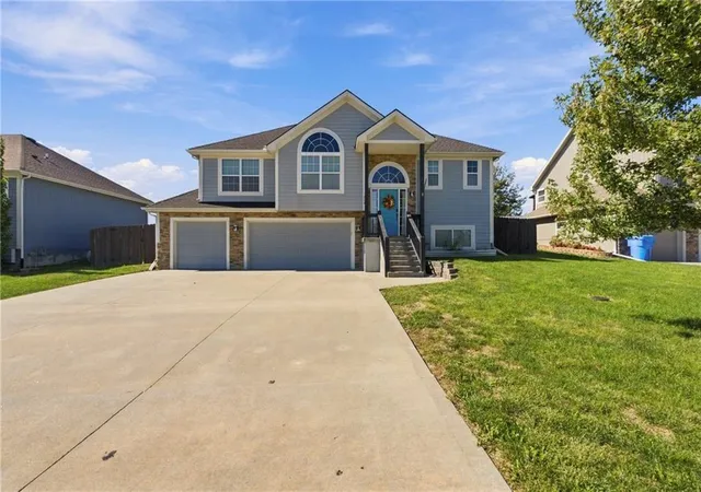 Single family home for sale at 824 N Oak Ter, Tonganoxie, KS 66086 | MLS# 2646639