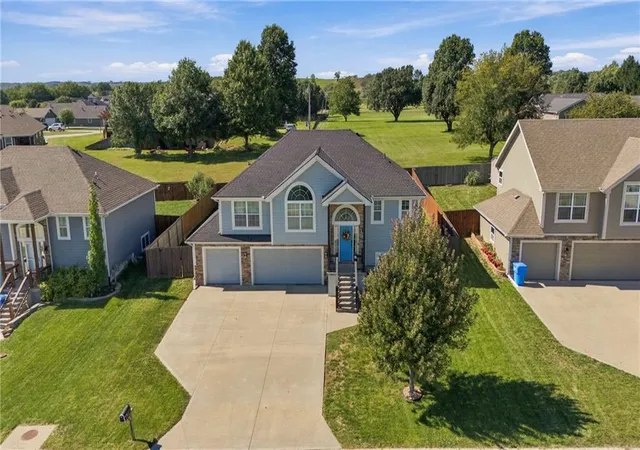 Photo 2 of Single family home for sale at 824 N Oak Ter, Tonganoxie, KS 66086 | MLS# 2646639 | Listing updated on 2026-10-19