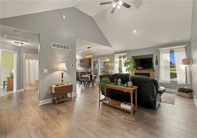 Photo 3 of Single family home for sale at 824 N Oak Ter, Tonganoxie, KS 66086 | MLS# 2646639 | Listing updated on 2026-10-19
