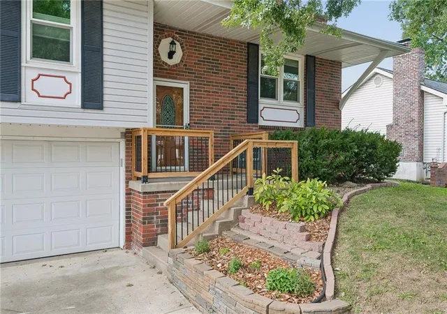 Photo 3 of Single family home for sale at 7 Ne 80th Street, Kansas City, MO 64118 | MLS# 2646657 | Listing updated on 2026-10-19