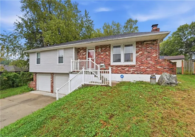 Photo 2 of Single family home for sale at 7415 NW 80th Terrace, Kansas City, MO 64152 | MLS# 2646661 | Listing updated on 2026-10-27