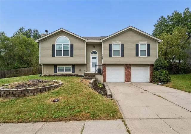 Single family home for sale at 1432 NW Yankee Dr, Blue Springs, MO 64015 | MLS# 2646663
