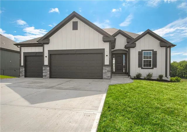 Photo 1 of Single family home for sale at 9913 N Manning Ave, Kansas City, MO 64157 | MLS# 2646679 | Listing updated on 2026-10-12