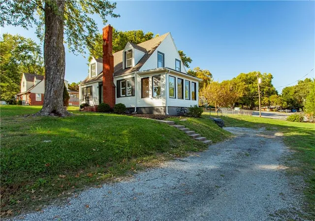 Photo 3 of Single family home for sale at 222 Ne 43rd Street, Kansas City, MO 64116 | MLS# 2646691 | Listing updated on 2026-10-15