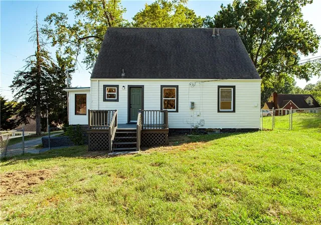 Photo 4 of Single family home for sale at 222 NE 43rd Street, Kansas City, MO 64116 | MLS# 2646691 | Listing updated on 2026-10-15