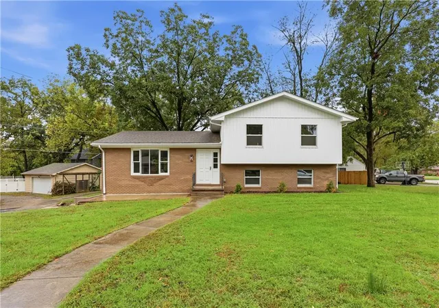 Photo 1 of Sale Pending at 409 Grandview Hts, Pittsburg, KS 66762 | MLS# 2646696 | Listing updated on 2026-10-18