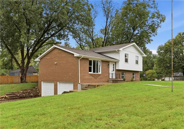 Photo 3 of Sale Pending at 409 Grandview Hts, Pittsburg, KS 66762 | MLS# 2646696 | Listing updated on 2026-10-18