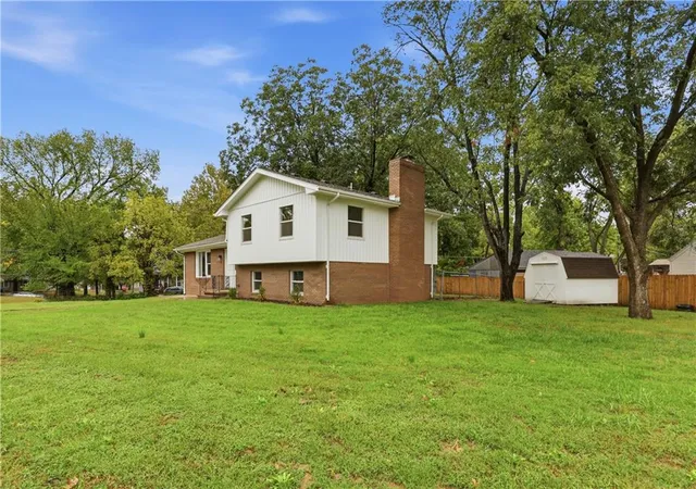 Photo 3 of Sale Pending at 409 Grandview Hts, Pittsburg, KS 66762 | MLS# 2646696 | Listing updated on 2026-10-18