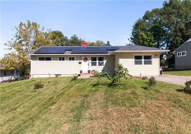Photo 1 of Single family home for sale at 203 Sw Mcclendon Dr, Lees Summit, MO 64081 | MLS# 2646708 | Listing updated on 2026-10-17