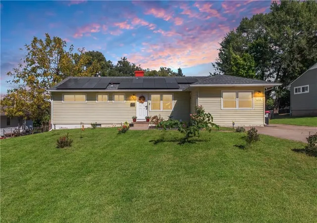 Photo 1 of Single family home for sale at 203 Sw Mcclendon Dr, Lees Summit, MO 64081 | MLS# 2646708 | Listing updated on 2026-10-22