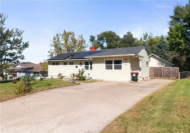 Photo 2 of Single family home for sale at 203 Sw Mcclendon Dr, Lees Summit, MO 64081 | MLS# 2646708 | Listing updated on 2026-10-17