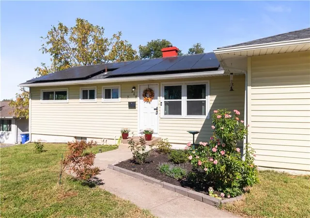 Photo 3 of Single family home for sale at 203 Sw Mcclendon Dr, Lees Summit, MO 64081 | MLS# 2646708 | Listing updated on 2026-10-17