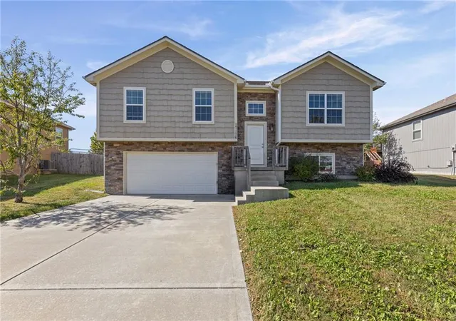 Single family home for sale at 17176 S Kill Crk Rd, Gardner, KS 66030 | MLS# 2646709