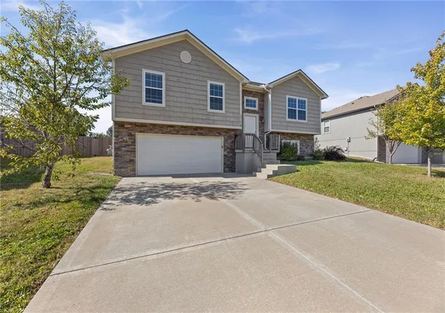 Photo 1 of Single family home for sale at 17176 S Kill Crk Rd, Gardner, KS 66030 | MLS# 2646709 | Listing updated on 2026-10-15