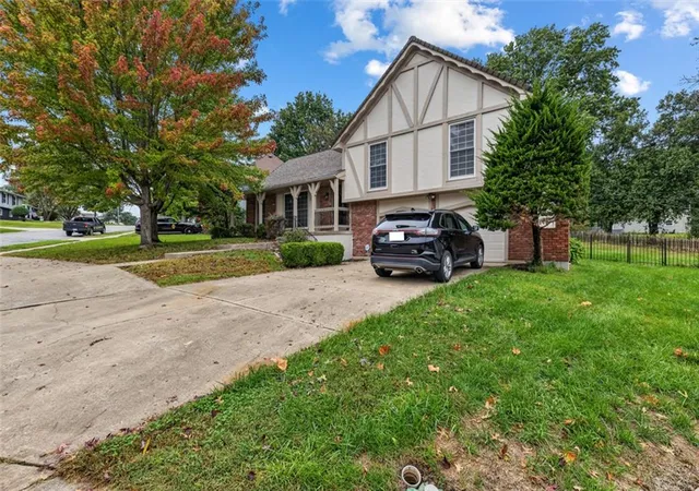 Photo 2 of Single family home for sale at 5348 W 102 Street, Overland Park, KS 66207 | MLS# 2646724 | Listing updated on 2026-10-22
