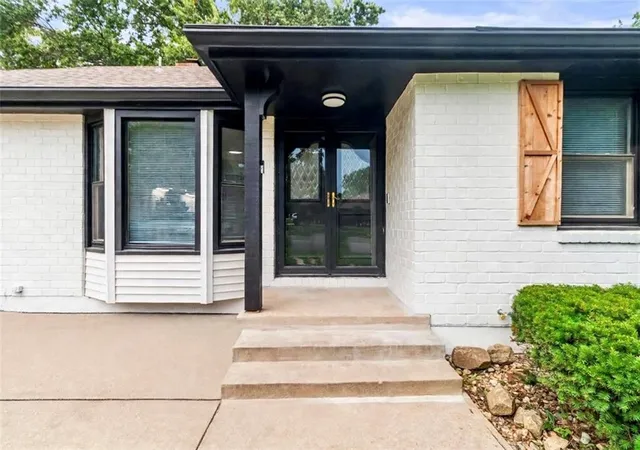 Photo 3 of Single family home for sale at 211 Se Noeleen Ln, Lee's Summit, MO 64063 | MLS# 2646731 | Listing updated on 2026-10-17