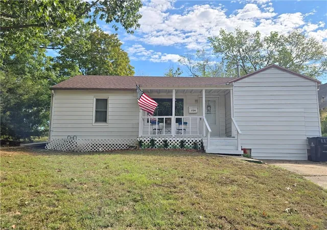 Photo 1 of Single family home for sale at 724 S 4th Street, Independence, KS 67301 | MLS# 2646732 | Listing updated on 2026-10-22