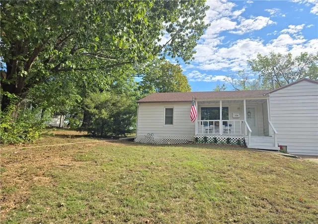 Photo 3 of Single family home for sale at 724 S 4th Street, Independence, KS 67301 | MLS# 2646732 | Listing updated on 2026-10-22