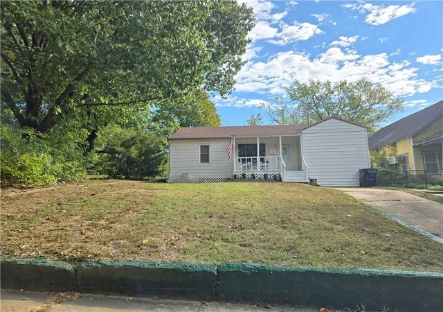 Photo 3 of Single family home for sale at 724 S 4th Street, Independence, KS 67301 | MLS# 2646732 | Listing updated on 2026-10-22