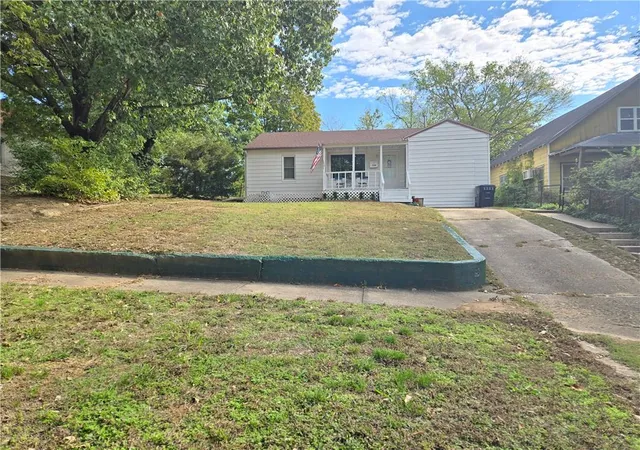 Photo 4 of Single family home for sale at 724 S 4th Street, Independence, KS 67301 | MLS# 2646732 | Listing updated on 2026-10-22
