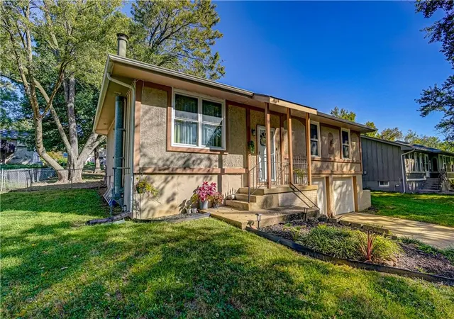 Photo 3 of Single family home for sale at 2409 Sw South Ct, Blue Springs, MO 64015 | MLS# 2646754 | Listing updated on 2026-10-17