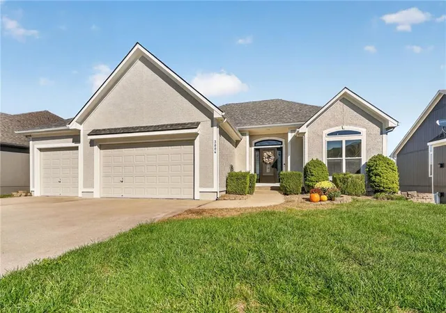 Photo 1 of Single family home for sale at 3004 SW Silverspur Ln, Lees Summit, MO 64081 | MLS# 2646759 | Listing updated on 2026-10-25