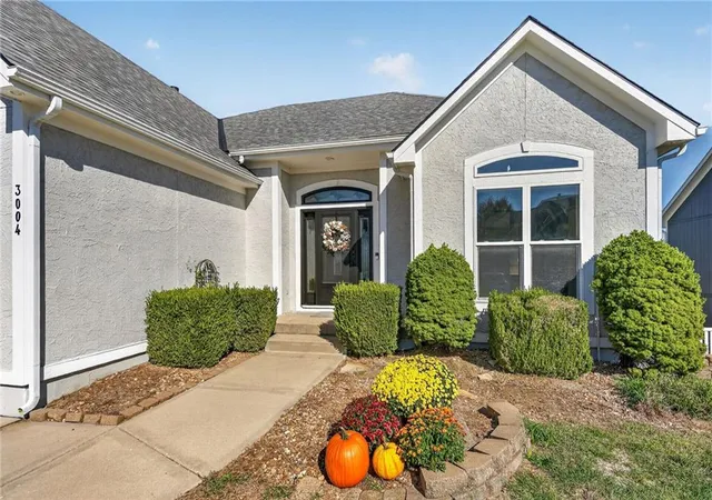 Photo 4 of Single family home for sale at 3004 SW Silverspur Ln, Lees Summit, MO 64081 | MLS# 2646759 | Listing updated on 2026-10-25