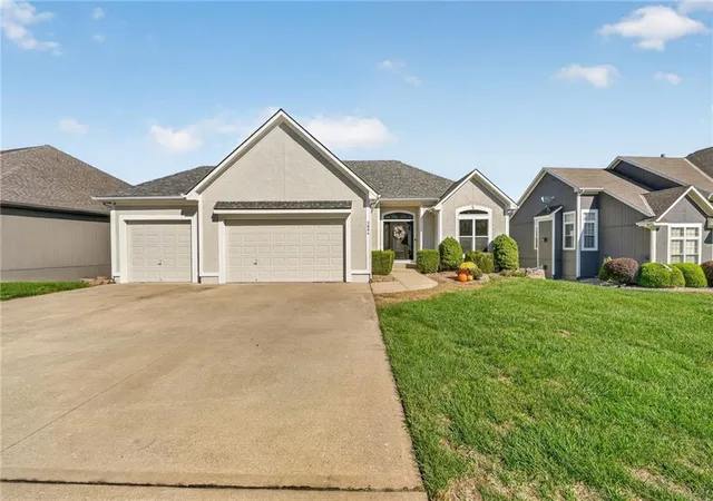Photo 2 of Single family home for sale at 3004 SW Silverspur Ln, Lees Summit, MO 64081 | MLS# 2646759 | Listing updated on 2026-10-25