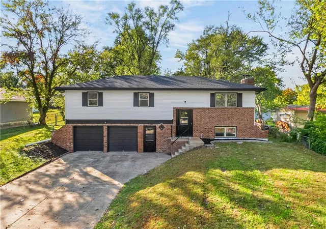 Single family home for sale at 11144 N Kenwood Ave, Kansas City, MO 64155 | MLS# 2646766