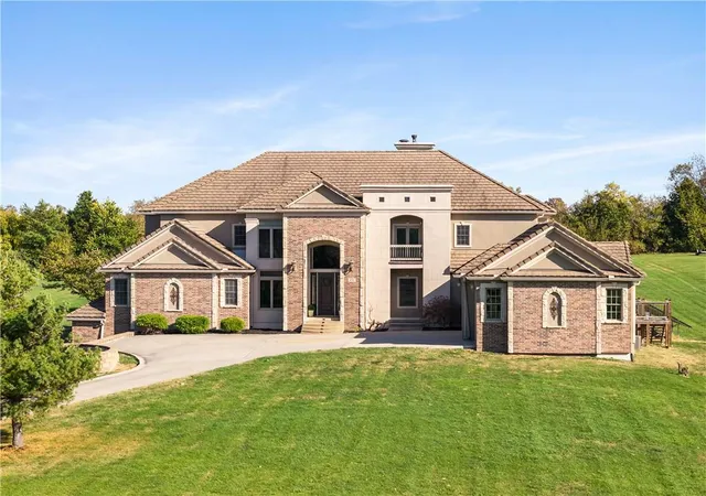 Photo 4 of Single family home for sale at 9701 Windsor Dr, Lees Summit, MO 64086 | MLS# 2646775 | Listing updated on 2026-10-30