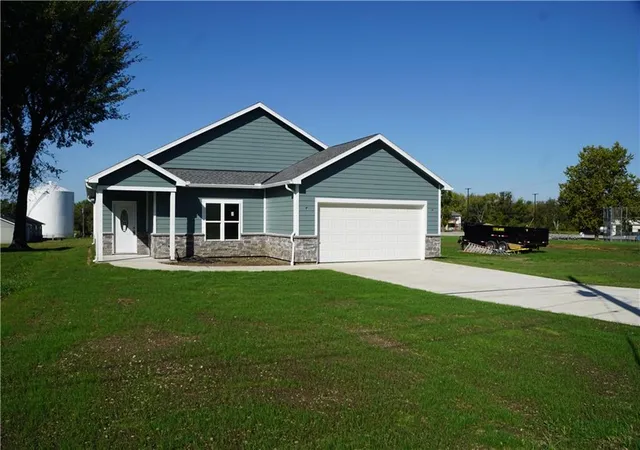 Photo 4 of Single family home for sale at 703 N Jefferson St, Spring Hill, KS 66083 | MLS# 2646784 | Listing updated on 2026-10-22
