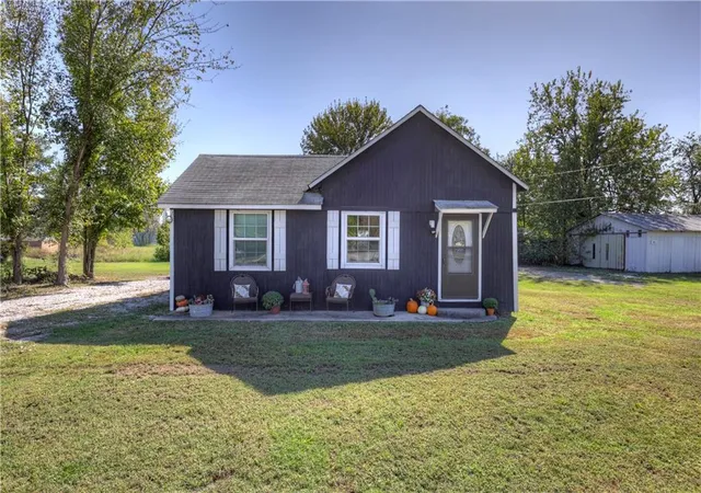 Photo 3 of Single family home for sale at 907 12th Street, Baxter Springs, KS 66713 | MLS# 2646791 | Listing updated on 2026-10-13