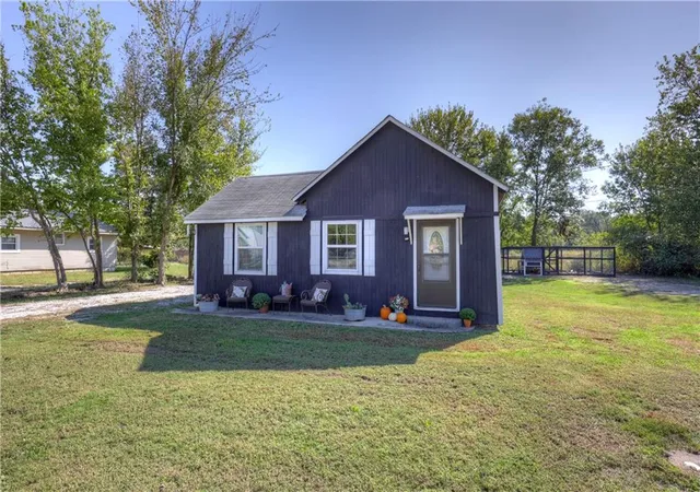 Photo 3 of Single family home for sale at 907 12th Street, Baxter Springs, KS 66713 | MLS# 2646791 | Listing updated on 2026-10-13