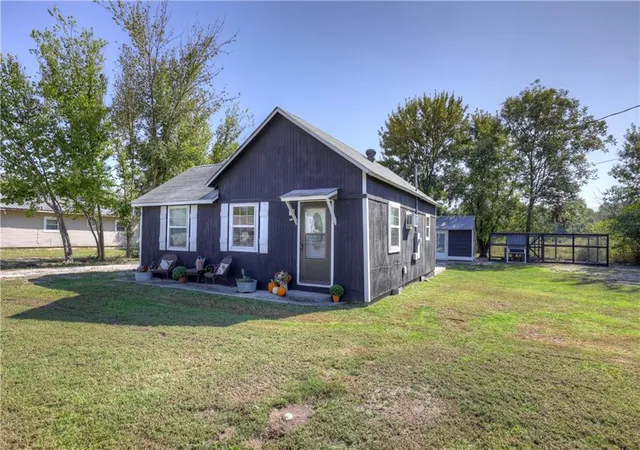 Photo 4 of Single family home for sale at 907 12th Street, Baxter Springs, KS 66713 | MLS# 2646791 | Listing updated on 2026-10-13
