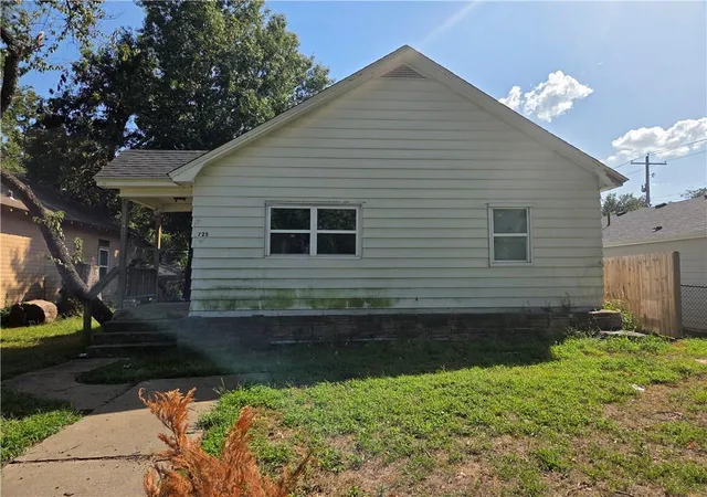 Single family home for sale at 725 W 3rd Street, Pittsburg, KS 66762 | MLS# 2646792