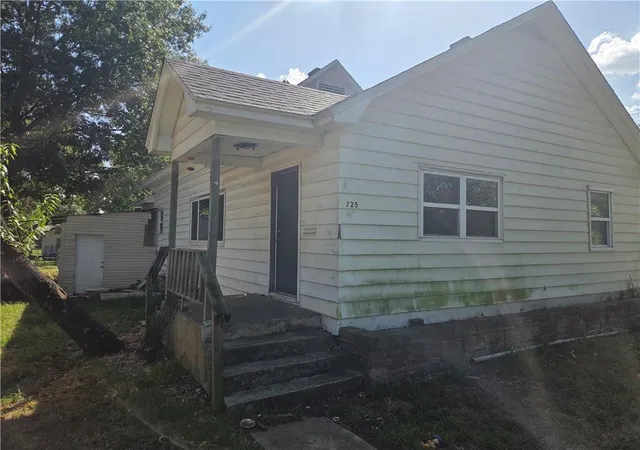 Photo 2 of Single family home for sale at 725 W 3rd Street, Pittsburg, KS 66762 | MLS# 2646792 | Listing updated on 2026-10-13
