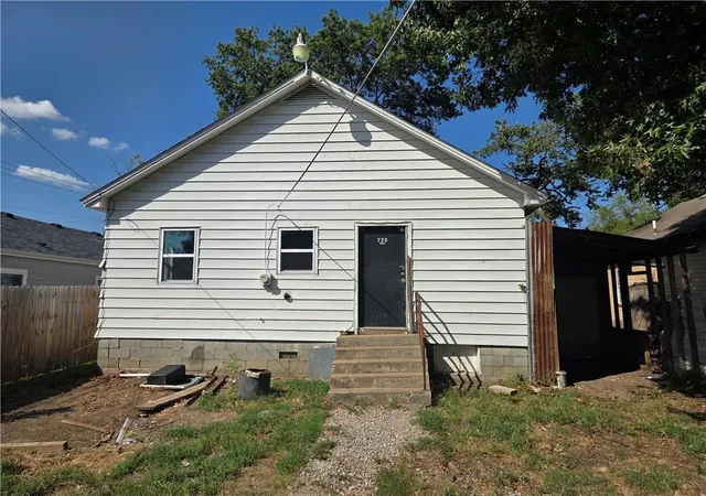 Photo 3 of Single family home for sale at 725 W 3rd Street, Pittsburg, KS 66762 | MLS# 2646792 | Listing updated on 2026-10-13