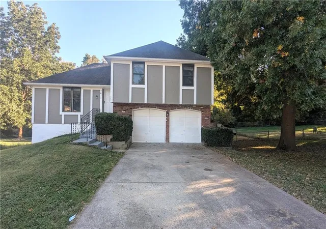Single family home for sale at 7611 E 100th Terrace, Kansas City, MO 64134 | MLS# 2646798