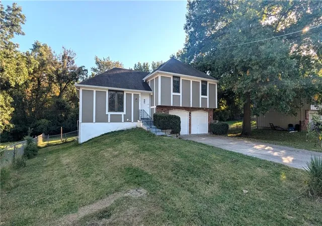 Photo 3 of Single family home for sale at 7611 E 100th Terrace, Kansas City, MO 64134 | MLS# 2646798 | Listing updated on 2026-10-20