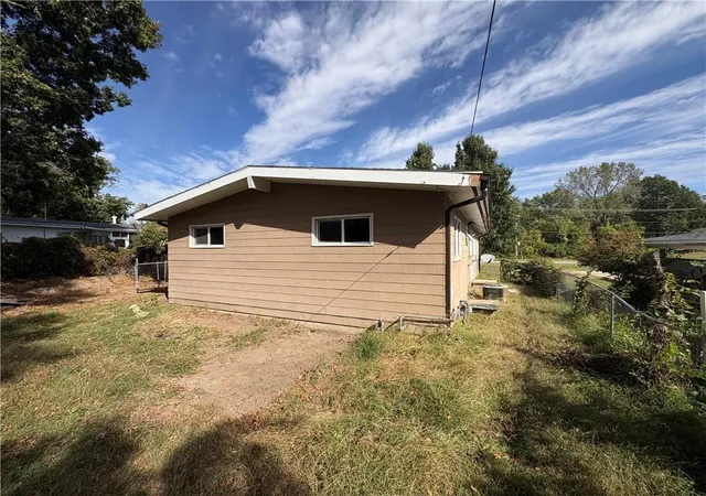 Photo 4 of Single family home for sale at 902 Broad St, Warrensburg, MO 64093 | MLS# 2646811 | Listing updated on 2026-10-29